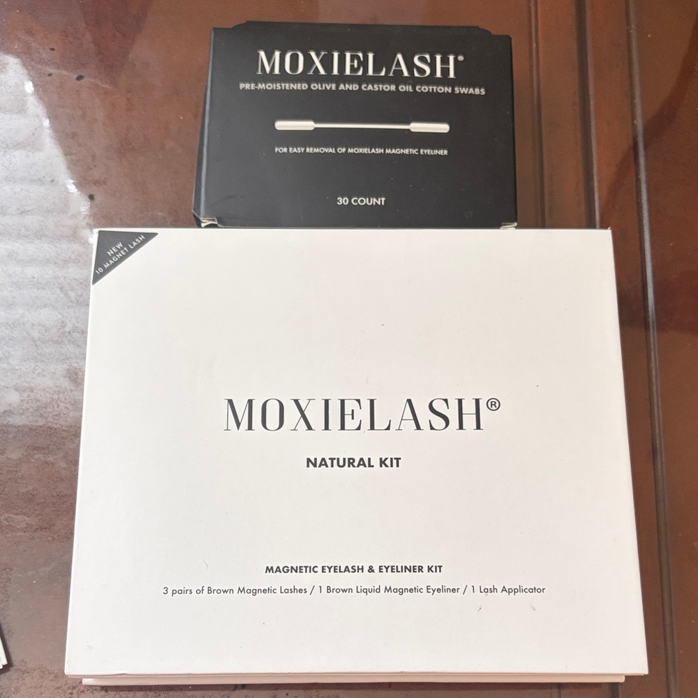 Moxielash Magnetic Eyelash & Eyeliner Set plus pre-moistened swabs
